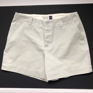Gap 100% cotton clean cut short size 6, 4” length, button fly 10” rise